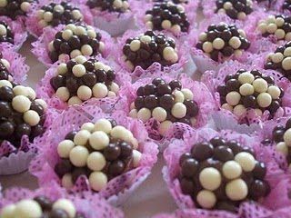 BRIGADEIRO COM CHOCOBOL PRETO E BRANCO